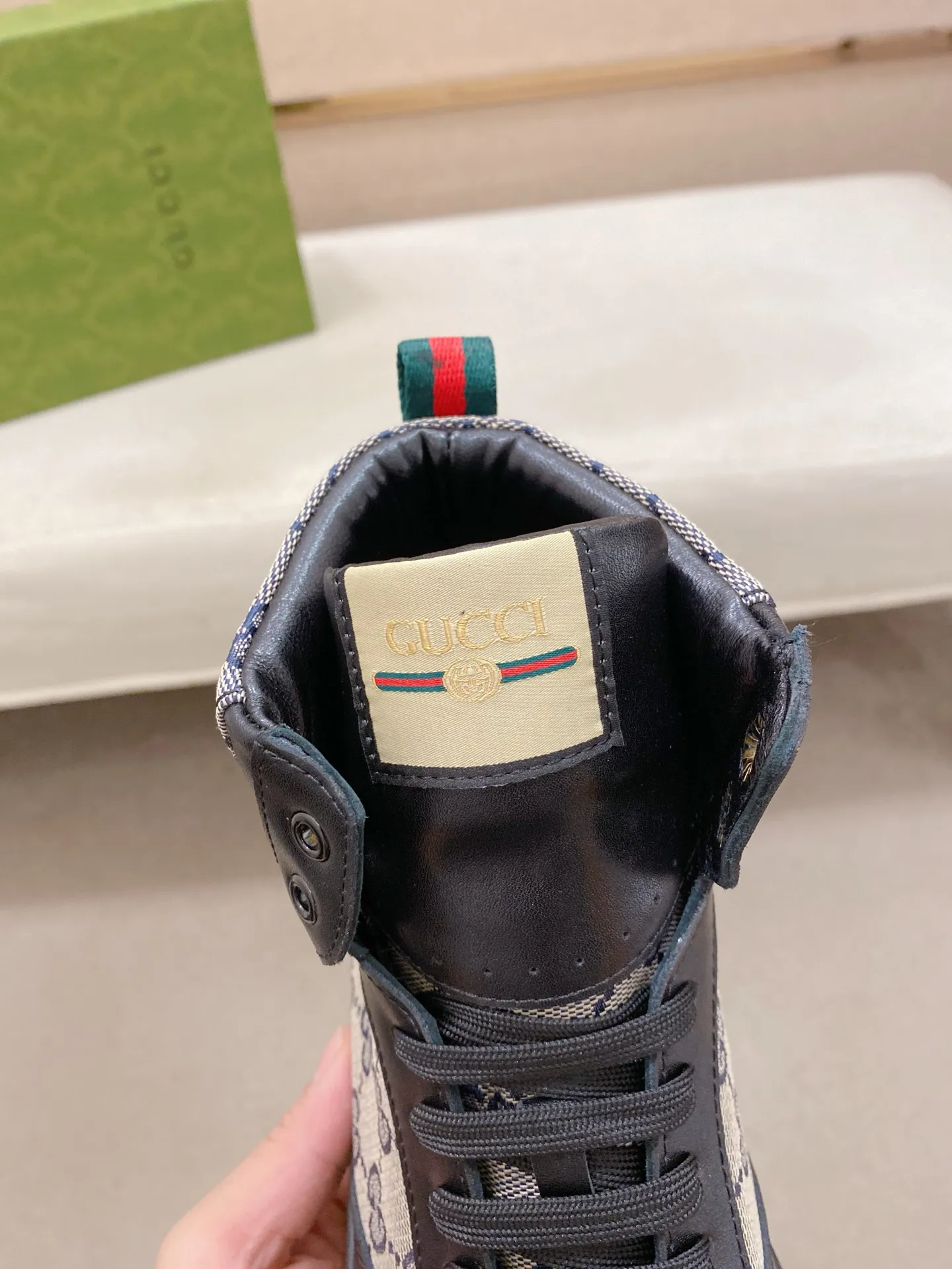 Men's shoes 💰 440 💰 High-quality new high-top GUCCI counters are on the market at the same time. The new men's shoes, 😘fabrics are selected imported cowhide, lining: sheepskin lining. 👍🏿 High-end ☄️ air-cushion molded anti-slip rubber outsole, exquisite lines, simple and elegant, comfortable and high-end for leisure travel. Code number: 38 to 44 (45 can be customized and cannot be returned or exchanged)